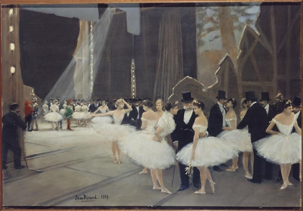 Ein Bild mit dem Titel "Tanz an der Oper" von Jean Beraud aus dem Jahr 1889, das eine Gruppe von Tänzern in weißen Tutus und Hüten auf einer Bühne zeigt, die von Lichtern beleuchtet und von einem Rahmen umgeben ist.