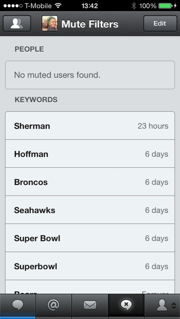 Ein Mobilbildschirm zeigt ein WiFi-Symbol und eine Batterie zu 100% oben, mit Logos unten.