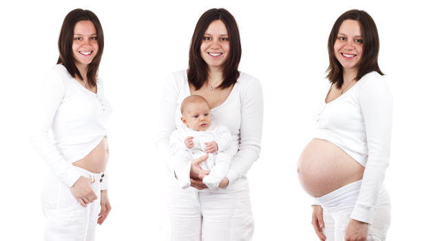 Drei schwangere Frauen stehen lachend, eine hält ein Baby, vor einem hellen Hintergrund.