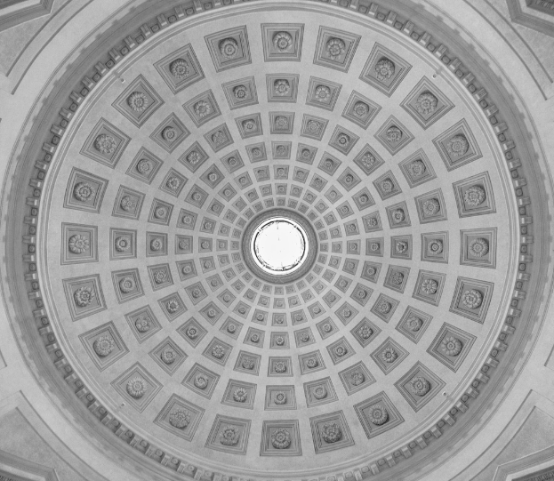 Ein Dach mit dekorativem Design.