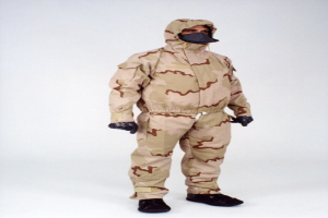 Mann in einem Tarnmuster-Schutzoverall und passender Kapuzenmaske vor einem weißen Hintergrund.