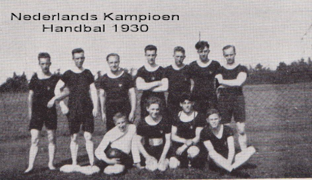 Ein Schwarz-Weiß-Foto einer Handballmannschaft aus den 1930er Jahren, mit einigen Spielern im Vordergrund stehend und sitzend, Bäumen und einem klaren Himmel im Hintergrund und Text oben auf dem Bild.