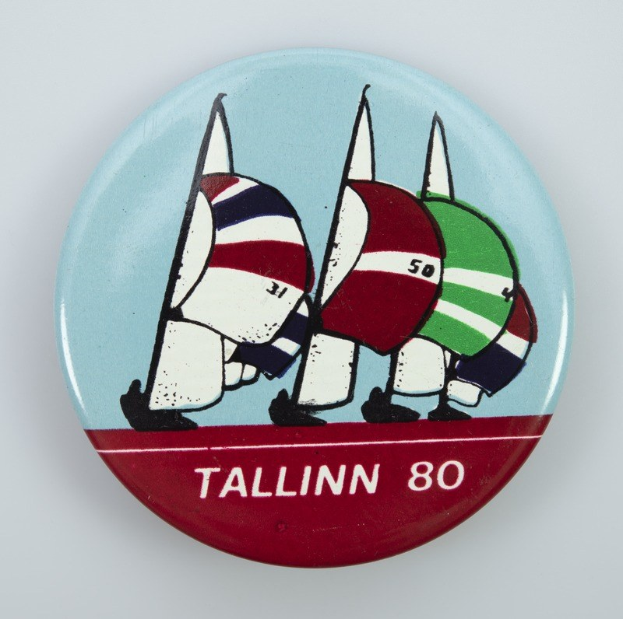 Der lettische MdEP Kols überreichte Kaja Kallas ein Aufkleber mit einem "Baltischen Chihuahua" vor dem Hintergrund der Flaggen der Baltischen Staaten