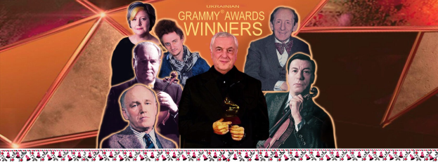Gruppe von Menschen auf einer Bühne, die einen Preis halten und mit Lächeln und erhobenen Armen feiern, mit sichtbarem Text "Grammy Awards Winners"