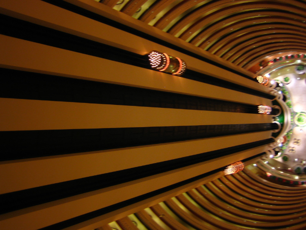 Ein Gebäude mit Aufzügen, die auf und ab fahren, mit Lampen darüber.