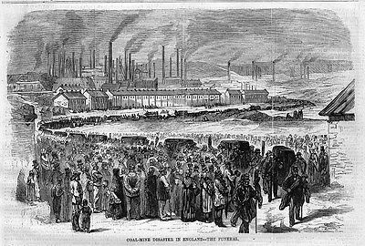 Eine Schwarz-Weiß-Zeichnung von einer Gruppe von Menschen, die vor einem Fabrikgebäude mit Häusern und Rauch aus den Schornsteinen im Hintergrund stehen, mit Text unten, der "Kohlebergbau-Katastrophe in England das Ende" lautet.