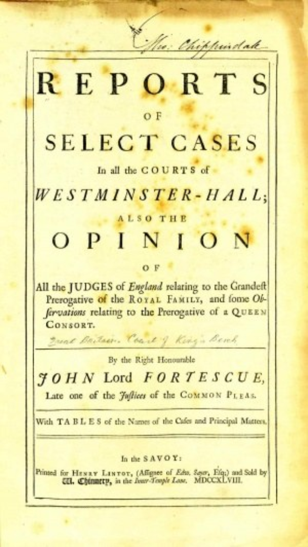 Altes Buch mit dem Titel "Berichte aus den Gerichten von Westminster-Hall sowie die Meinung von John Lord Fortescue" geöffnet auf einer Seite mit schwarzer Tinte.