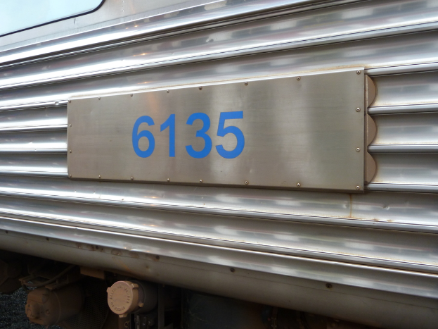 Ein Close-up-Bild eines Fahrzeugkennzeichens.