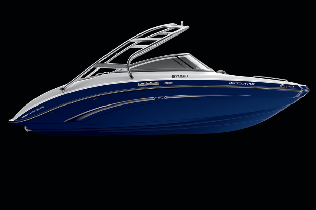 Ein einzelnes Boot auf ruhigem Wasser.