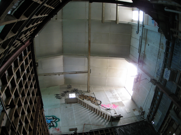 Eine an einer Wand befestigte Eisen Treppe mit Eisengegenständen auf beiden Seiten.