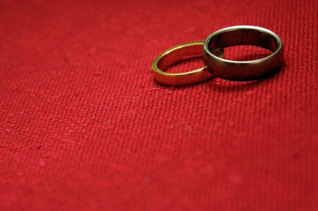 Rote Oberfläche mit sichtbaren Ringen.