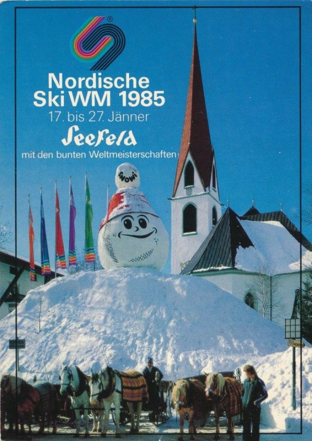 Plakat für die Nordischen Skiweltmeisterschaften 1985 in Seefeld, Schweiz, das eine schneebedeckte Landschaft mit Skifahrern, Pferden, Stangen, Flaggen, Gebäuden, Bäumen und einem Himmel im Hintergrund sowie Text mit Informationen zum Event zeigt.