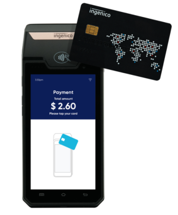 Ein Mobiltelefon mit einer Kreditkarte daneben, das eine Ingenico-Mobilzahlungssystem darstellt.