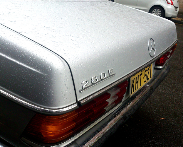 Ein Fahrzeug mit einem Mercedes-Benz-Logo fährt neben einem anderen Fahrzeug.