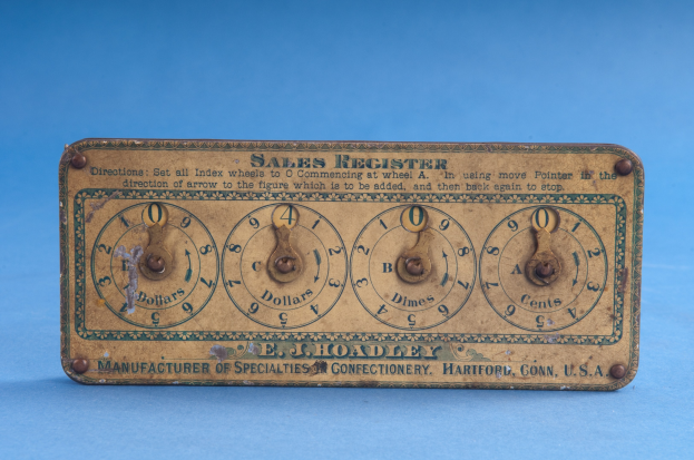 Altmodisches Verkaufsregister mit Text und Zahlen auf einem blauen Hintergrund, das wahrscheinlich Datum und Uhrzeit anzeigt.