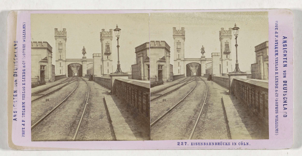 Schwarz-weißes stereoskopisches Bild einer Eisenbahnbrücke in Köln, Deutschland, mit Eisenbahnschienen, Wänden, Pfählen, Statuen und Text.