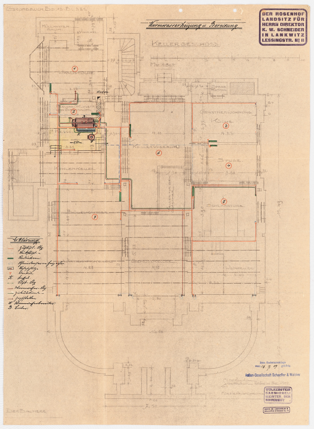 Ein detaillierter architektonischer Grundriss des Rosenhof-Krankenhauses in Hamburg, Deutschland, mit einem Gebäude mit zahlreichen Drähten und Text, der den Aufbau beschreibt, einschließlich Räumen, Fluren und anderen Merkmalen.