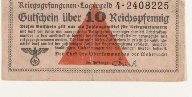 Ein altes deutsches 10 Reichspfennig-Banknoten mit einem roten Dreieck, das deutsche Text und ein Logo zeigt, vor einem weißen Hintergrund.