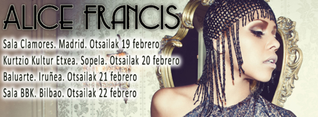 Eine Frau steht vor einem Spiegel, mit Text auf dem Plakat sichtbar.