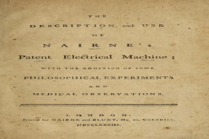 Altes Buch mit dem Titel "Die Beschreibung und Verwendung der Nairneschen elektrischen Maschine mit einigen philosophischen Experimenten und medizinischen Beobachtungen" geöffnet auf einer Textseite.