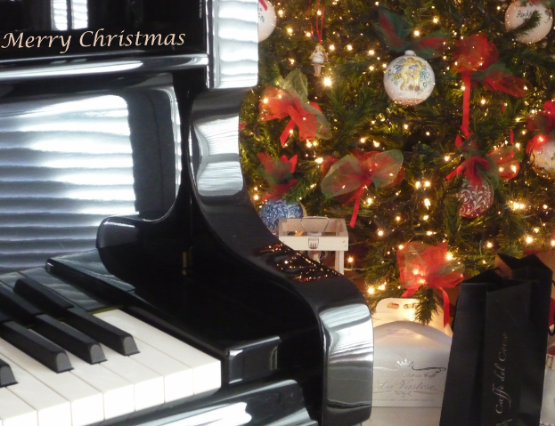 Ein Weihnachtsbaum und ein Piano liegen auf dem Boden, mit verschiedenen Gegenständen, die am Baum hängen.