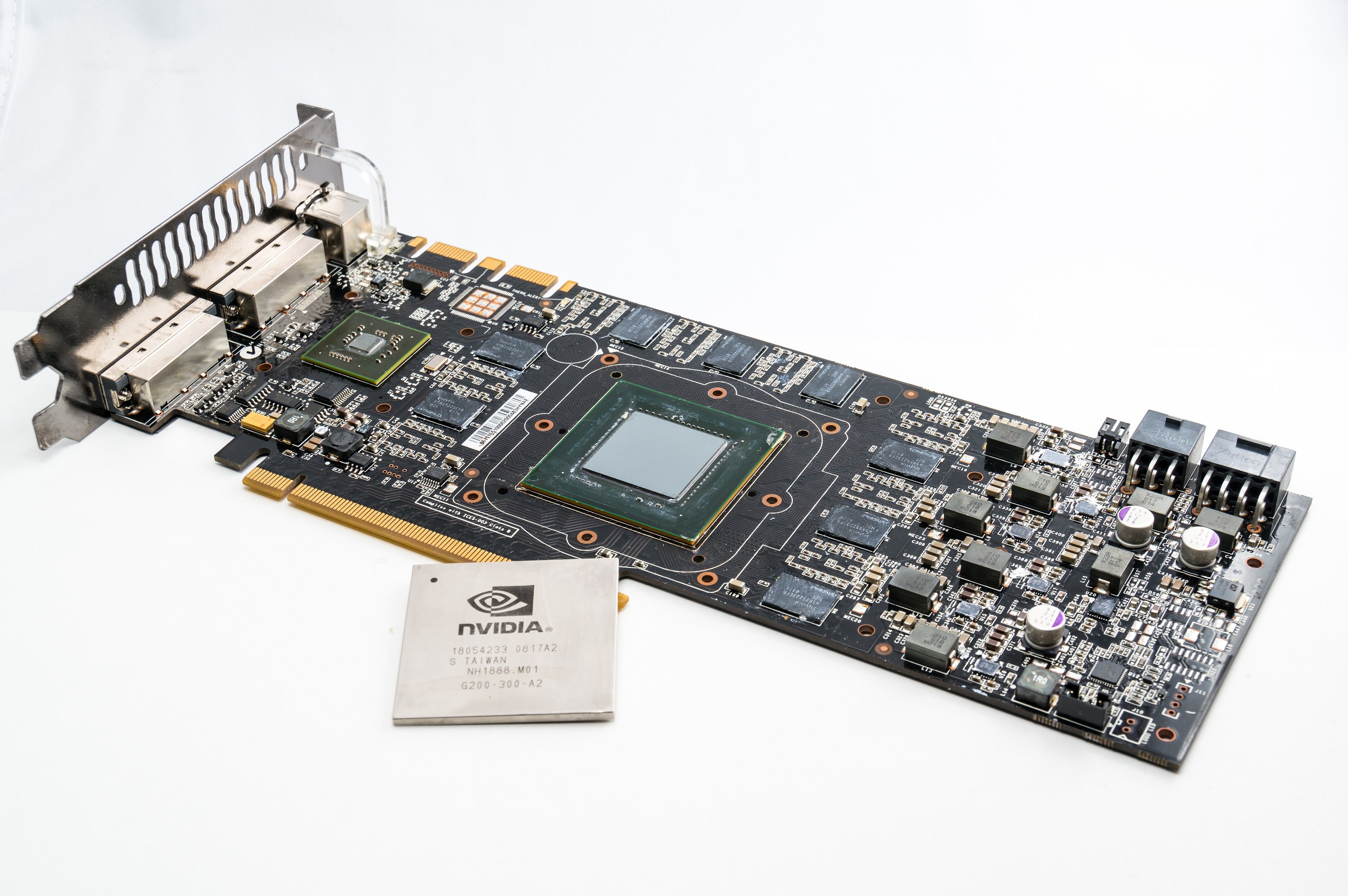 Nahaufnahme einer Computermotherboard mit einem Speicherchip, der auf einer weißen Oberfläche ruht.