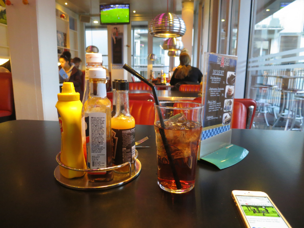 Ein Restauranttisch mit Speisen und einer Speisekarte obenauf.