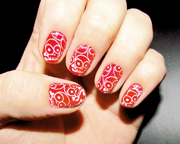 Eine Hand mit Nagelkunst.