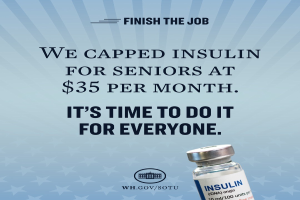 Ein Plakat zeigt ein Insulinfläschchen und den Text "Wir haben Insulin für Senioren auf 35 Dollar pro Monat begrenzt. Es ist an der Zeit, das für alle zu tun."