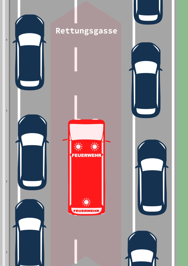 Roter Wagen mit "Rettungsgasse"-Text fährt auf einer Straße umgeben von anderen Fahrzeugen.