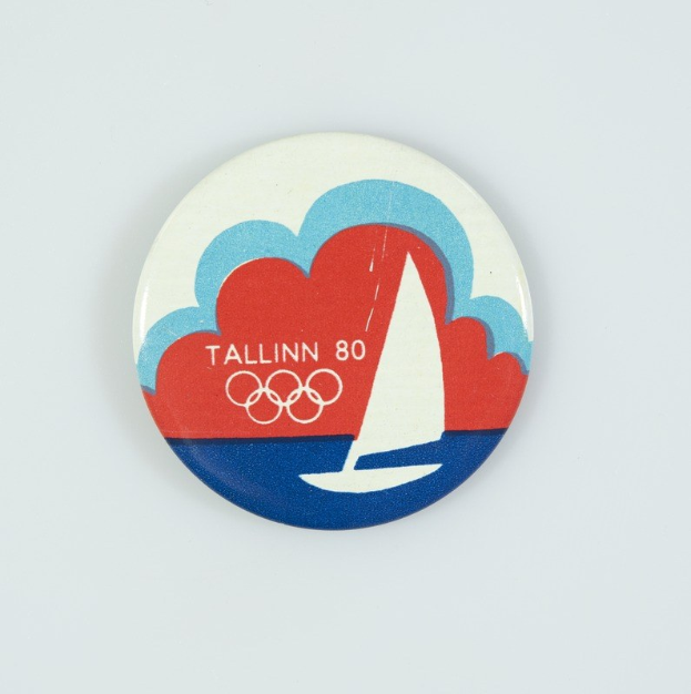 Andenkenabzeichen zum 80. Jubiläum der Olympischen Spiele in Tallinn mit einem Segelboot und Text.