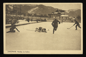 Schwarzes und weißes Foto von Menschen, die Hockey auf einem Eisplatz spielen, mit Gebäuden, Bäumen, Pfählen und Bergen im Hintergrund, mit Text unten.