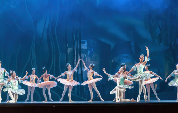 "Theater des Estrada-Liedes" des Zentrums für Ästhetische Bildung von Kindern der Region Nizhny Novgorod wird vor Beginn der "Nussknacker"-Vorstellung im Nizhny Novgorod TYUZ am 1. Juni auftreten