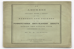 Offenes Buch mit dem Titel "Eine Ansprache vor einer Versammlung der Mitglieder und Freunde der Pennsylvania Anti-Slavery Society während der jährlichen Messe" zeigt eine Seite mit gedrucktem Text in schwarzer Tinte.