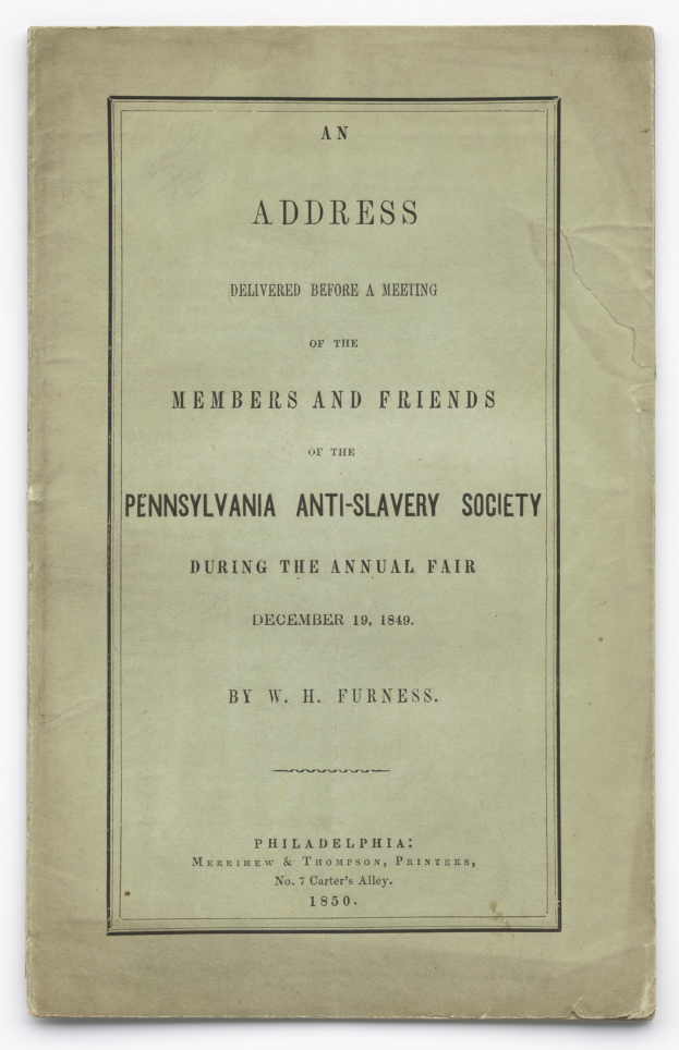 Offenes Buch mit dem Titel "Eine Ansprache vor einer Versammlung der Mitglieder und Freunde der Pennsylvania Anti-Slavery Society während der jährlichen Messe" zeigt eine Seite mit gedrucktem Text in schwarzer Tinte.