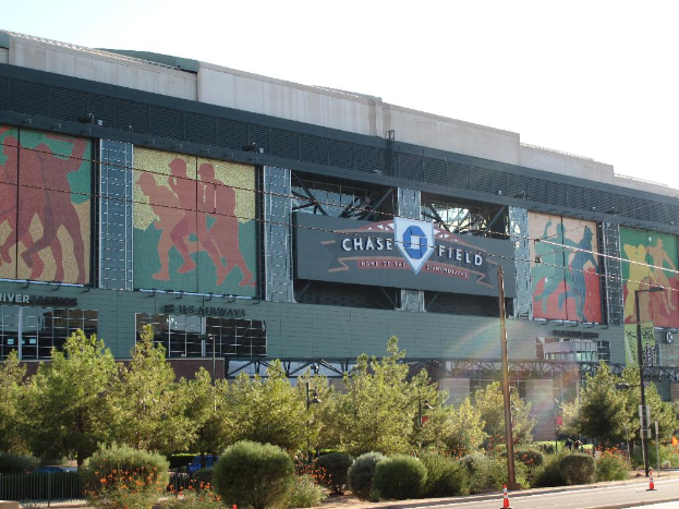 Ein Baseballpark mit zahlreichen Pflanzen und Bäumen im Vordergrund.