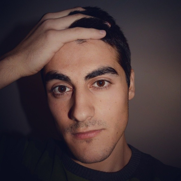 Ein Nahaufnahmebild eines Mannes in Kleidung mit dunklen Ecken.