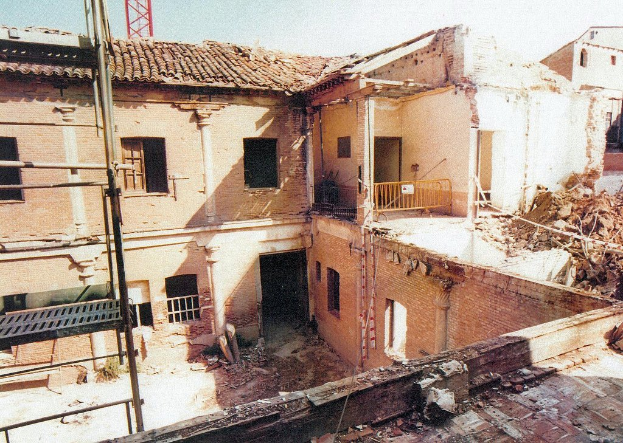 Ein teilweise abgerissener Bau mit einer Barrikade, sichtbaren Fenstern und etwas, das wie eine Leiter aussieht.