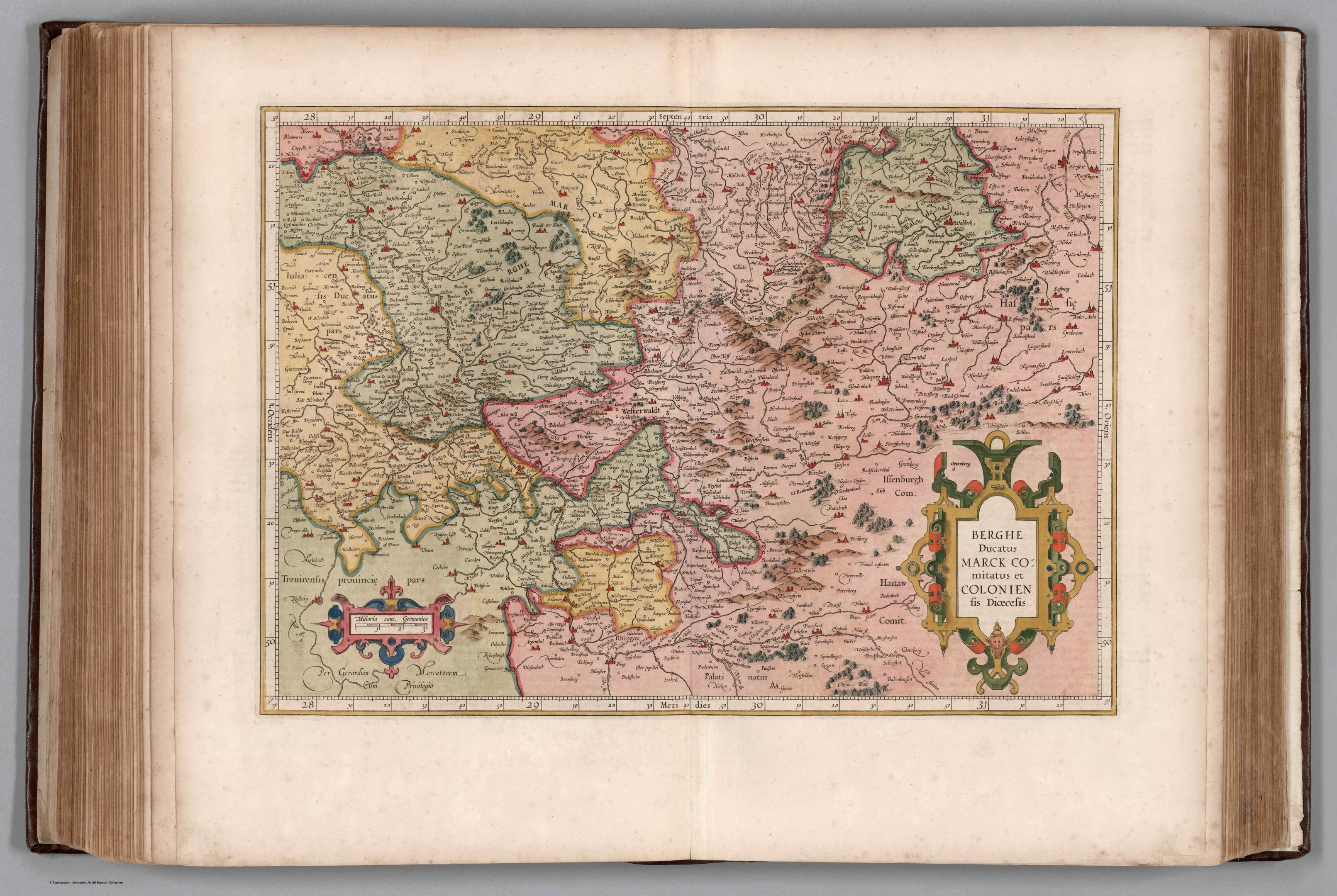 Offenes Buch mit detaillierter Karte von Deutschlands Regionen und begleitendem Text