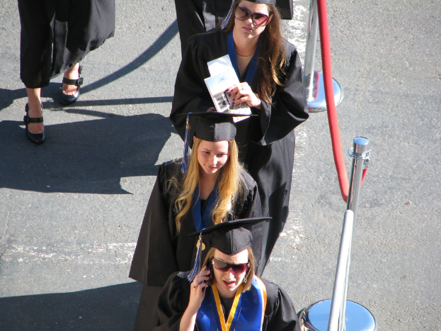 Mehrere Frauen in schwarzem Academic Dress.