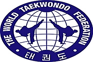Ein blauer Kreis mit einer weißen Silhouette einer Person in einer Karate-Stellung in der Mitte, umgeben von den Worten "World Taekwondo Federation" in weißer Schrift.