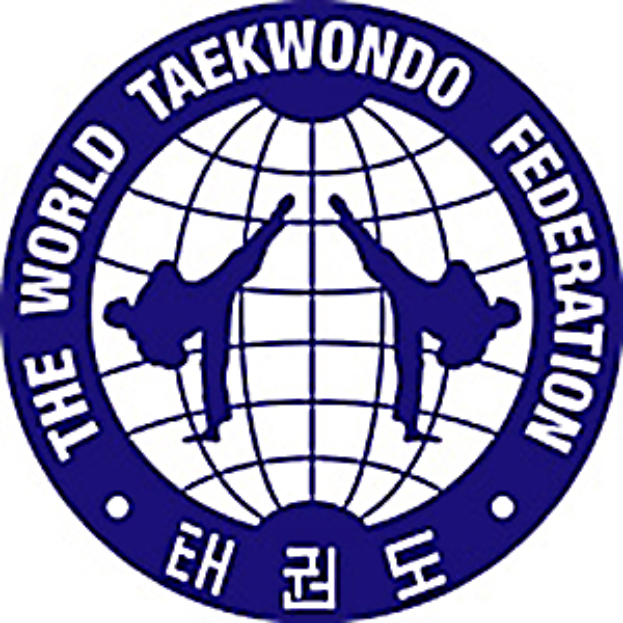 Ein blauer Kreis mit einer weißen Silhouette einer Person in einer Karate-Stellung in der Mitte, umgeben von den Worten "World Taekwondo Federation" in weißer Schrift.