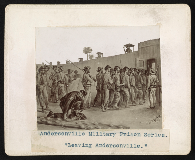 Eine Gruppe von Menschen, einige mit Waffen, steht vor einem Gebäude mit einem Baum und Himmel im Hintergrund, mit dem Text "Andersonville Military Prison Series Leaving Andersonville" unten.