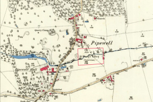 Ein detaillierter alter Stadtplan von Pipewell, mit Text und Zahlen, die spezifische Standorte markieren, der Straßen, Gebäude und Sehenswürdigkeiten zeigt.