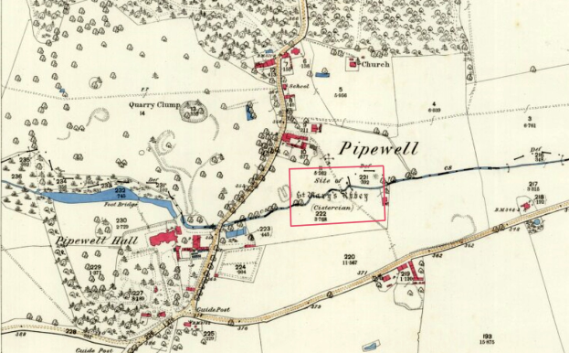 Ein detaillierter alter Stadtplan von Pipewell, mit Text und Zahlen, die spezifische Standorte markieren, der Straßen, Gebäude und Sehenswürdigkeiten zeigt.