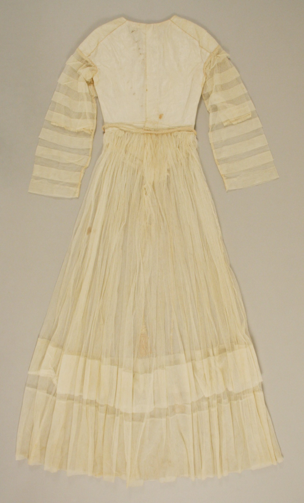 Ein weißes, langärmliges Kleid mit einer gerüschten, bodenlangen Schleppe auf einem weißen Hintergrund, mit hohem Bund und dezentem Schimmer.