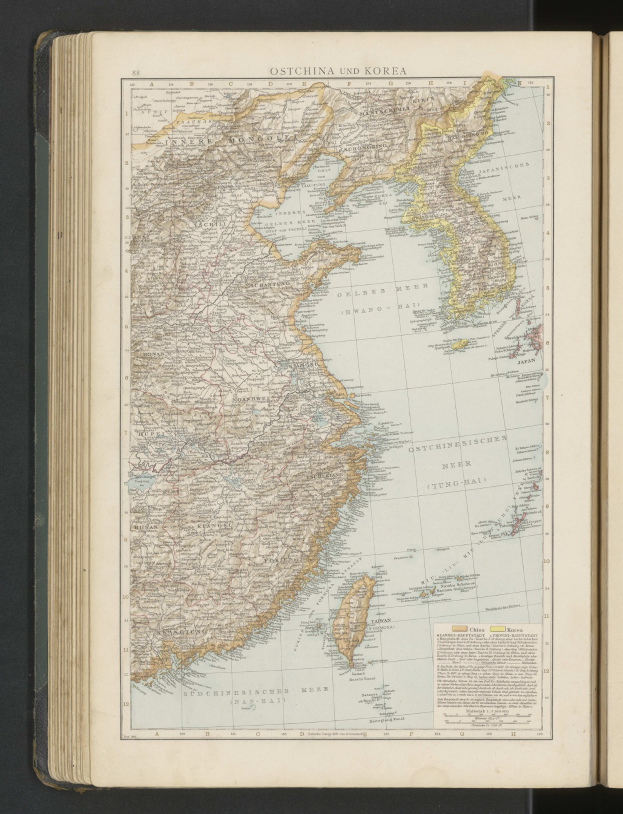 Offenes Buch mit einer detaillierten Landkarte Südkoreas auf seinen Seiten gegen einen schwarzen Hintergrund.