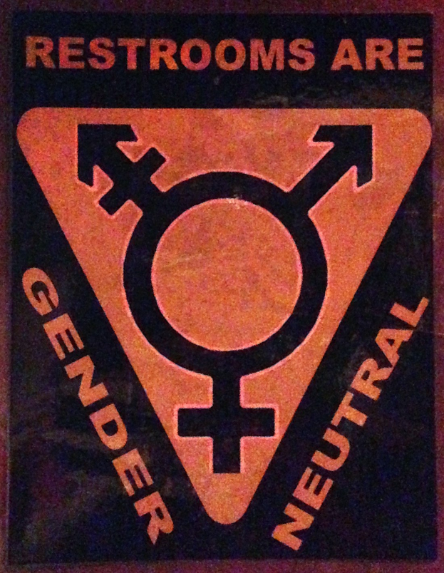 Plakat mit der Aufschrift "Geschlechterneutrale Toiletten" betont den inklusiven Toilettenzugang.