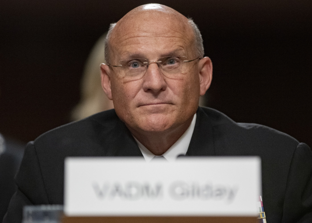 Ein Mann im Anzug und mit Krawatte, identifiziert als Vadim Gilday, sitzt an einem Tisch mit einer Namensschilder und einem Stift und Aussagen vor dem Senatsjustizausschuss in Washington, D.C.