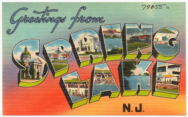 Eine Szene mit Text, Gebäuden, Wasser, Dächern, Polen, Zelten, Gras, Boden und Bäumen.